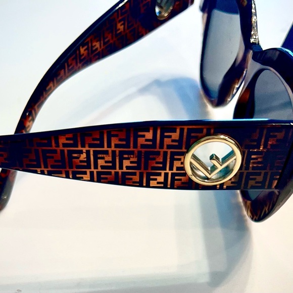 Fendi sunglasses EUC no scratches no callouts comes with case - Picture 3 of 8